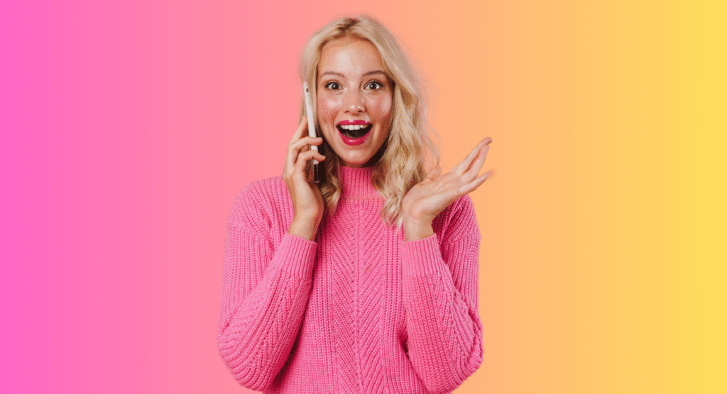 mulher feliz ao ganhar curtidas instagram