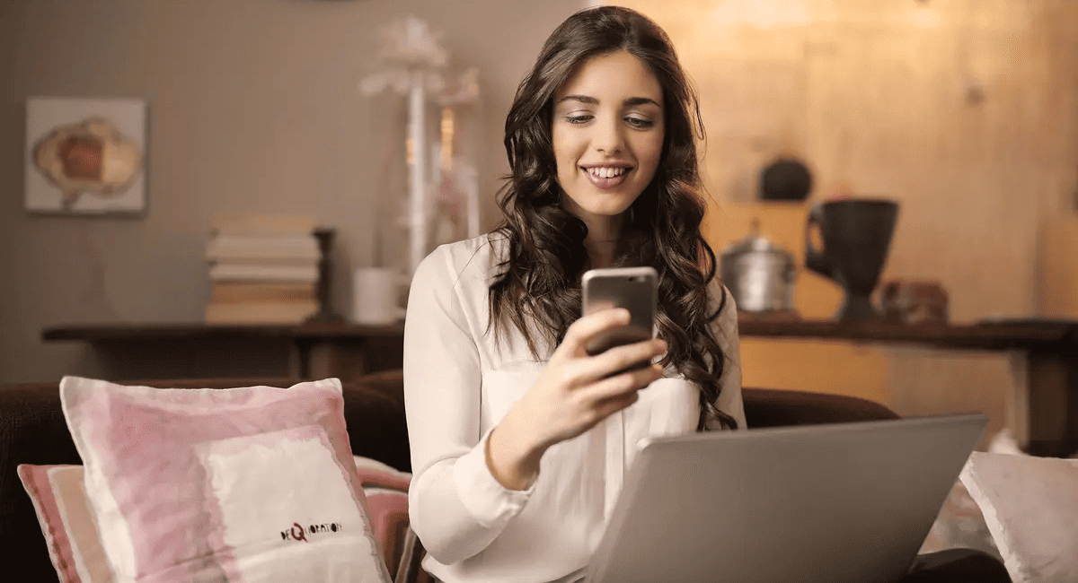 Mulher usando o celular vendo story anonimo 